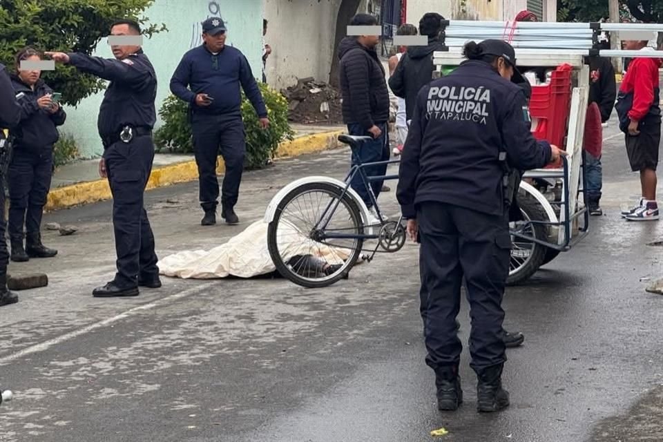 Una mujer fue asesinada a balazos en Ixtapaluca; vendía comida y fue atacada en su triciclo.