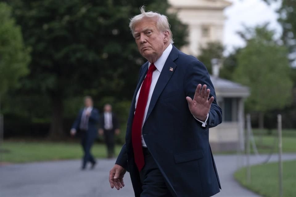 El Presidente Donald Trump saluda a reporteros a su llegada a la Casa Blanca, el 13 de julio del 2025.