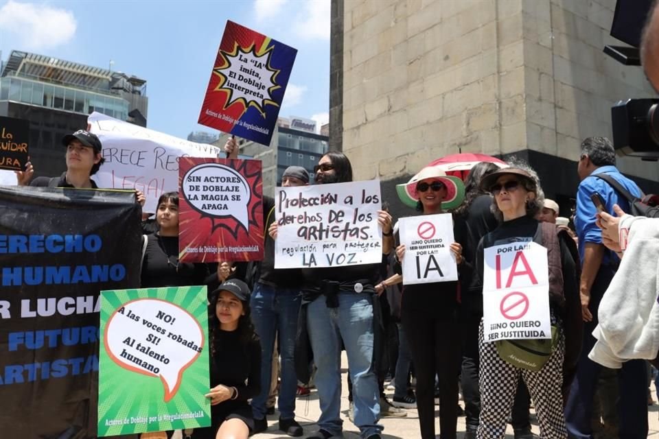 Con pancartas y consignas como 'Una sola voz' y 'La IA ayuda, no reemplaza', participantes exigieron un marco legal para el uso de Inteligencia Artificial.