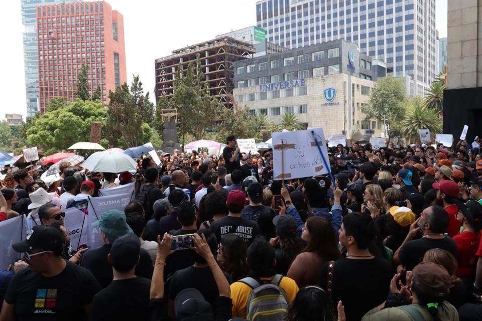 Más de mil 800 personas del gremio artístico acudieron a la manifestación pacífica realizada este domingo en la CDMX.