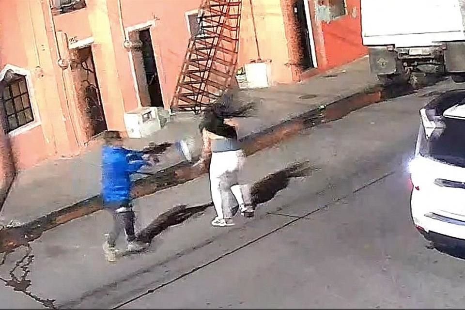 Por segunda vez en lo que va del año, un feminicidio ha quedado registrado en video; ahora en Balcones de Oblatos, en Guadalajara.