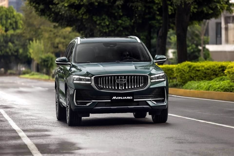 Dies ist Geelys Premium-SUV, der mit einem 2,0-Liter-Motor 235 PS liefert,