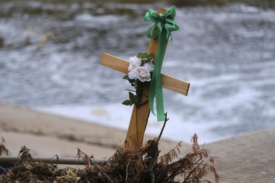 Una cruz en memoria de las víctimas de las inundaciones, en Kerrville, Texas, el 13 de julio del 2025.