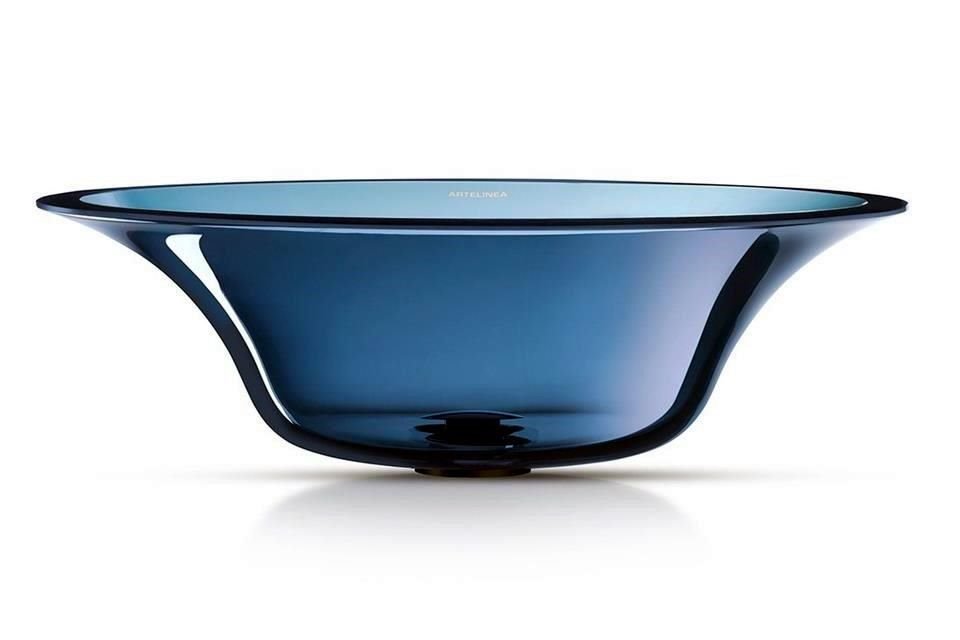 Un lavabo cristalino tiene un delicado aspecto estético.