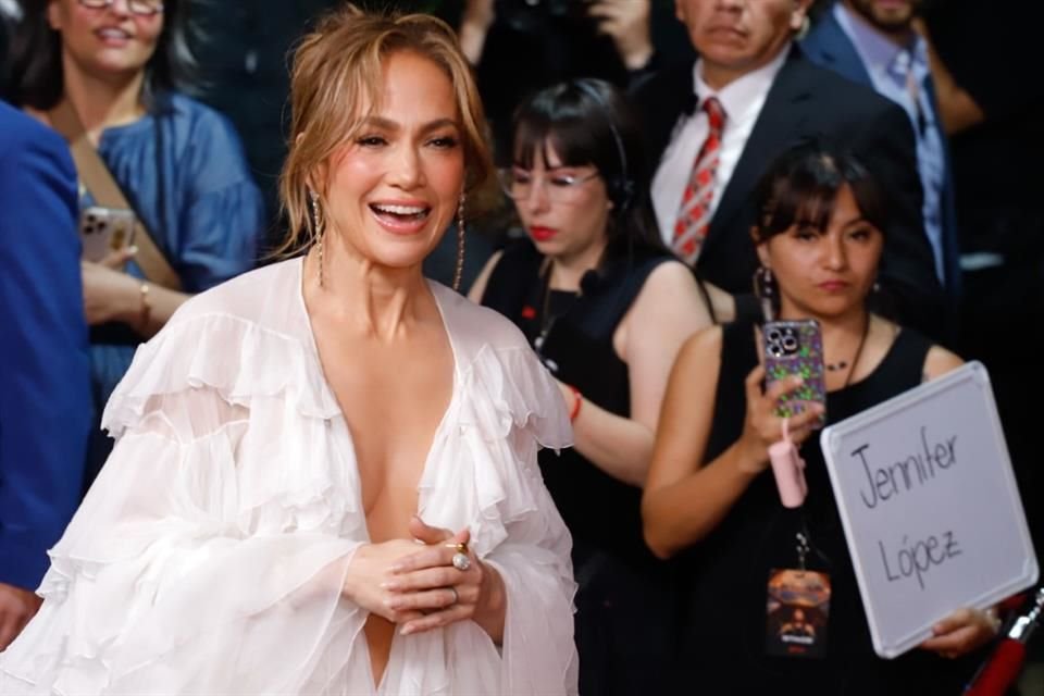 Ante 15 mil personas completamente entregadas, la actriz y cantante hizo su aparición en el escenario con 25 minutos de retraso.