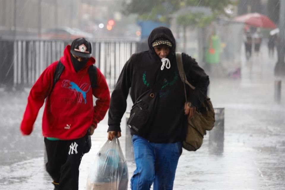 En el Zócalo capitalino, una fuerte lluvia sorprendió a visitantes.