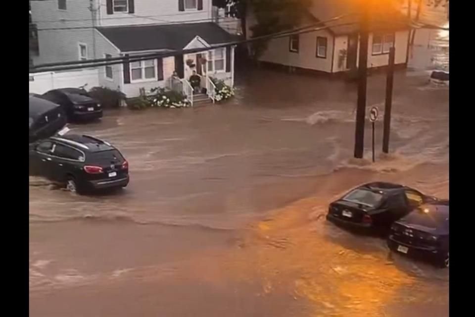 Videos en redes sociales muestran las corrientes de agua que se formaron en calles de Nueva Jersey.