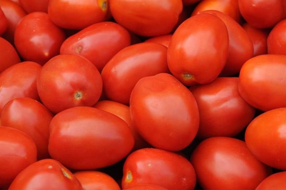 Gobierno de EU impuso arancel de 17.09% a tomates importados desde México, después de cancelar acuerdo que evitaba tarifas a este producto.