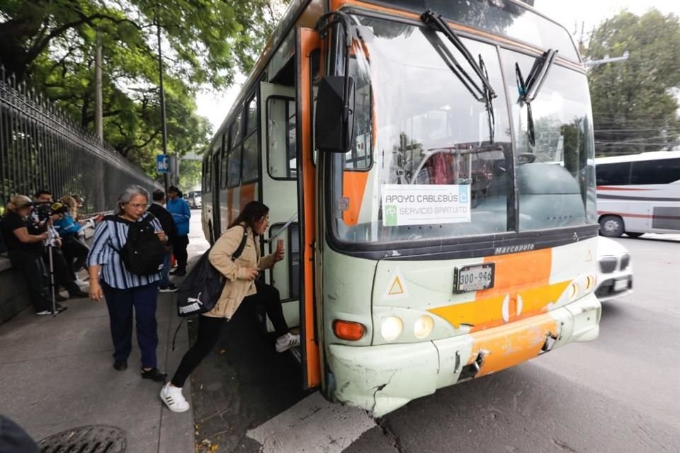 Usuarios abordan el servicio emergente de RTP para realizar sus traslados.
