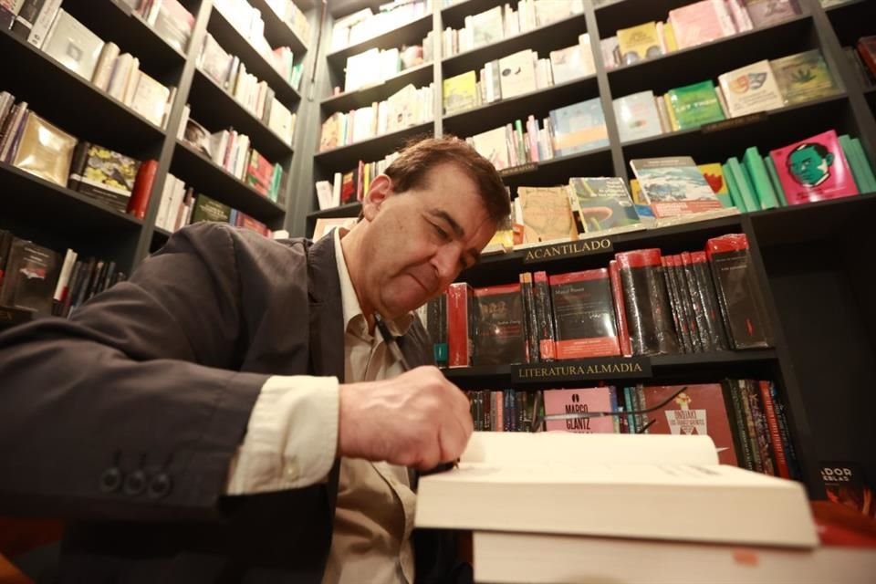 Ayer, por la noche, durante un evento en la Librería Sándor Márai, el autor convivió con lectores y frimó libros.