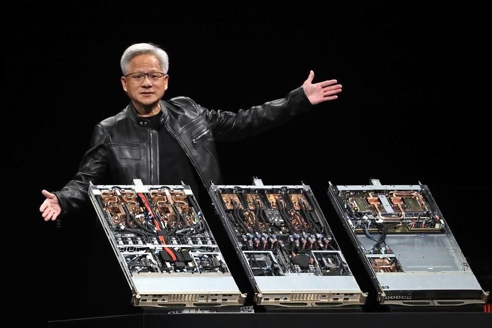 El CEO de Nvidia, Jensen Huang, dijo que el gobierno estadounidense aprobó a la empresa las licencias para comenzar a comercializar los H20 en el mercado chino.