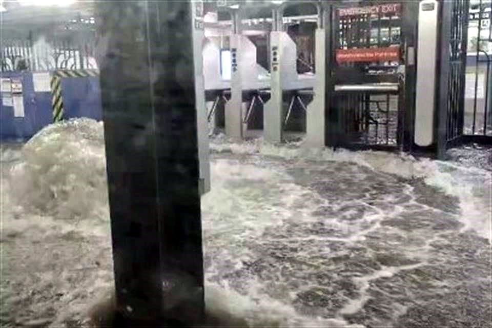 El metro de la ciudad de Nueva York volvió a operar luego de que fuertes lluvias e inundaciones repentinas interrumpieran el servicio.