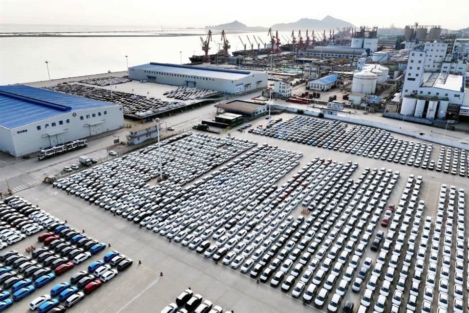 Vista de autos fabricados en China estacionados en el puerto de Lianyungang, en la provincia de Jiangsu, antes de ser embarcados para su exportación.