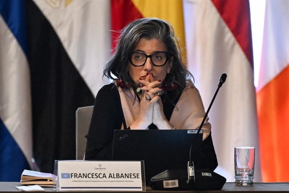 La relatora de las Naciones Unidas Francesca Albanese durante una reunión en Bogotá, el 15 de julio del 2025.