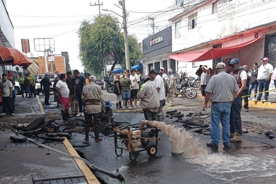 Megafuga en Colonia Gabriel Hernández anega casas; Alcaldía promete reparar daños y renovar tuberías.