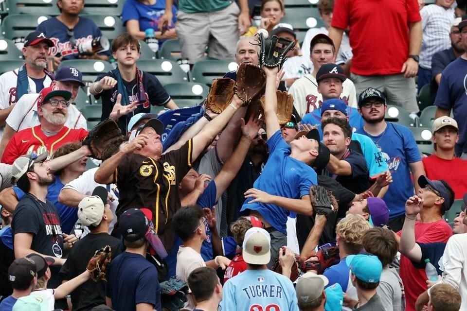 Los aficionados que llegaron a la práctica de bateo del Juego de Estrellas en el Truist Park de Atlanta lucharon por atrapar una bola.