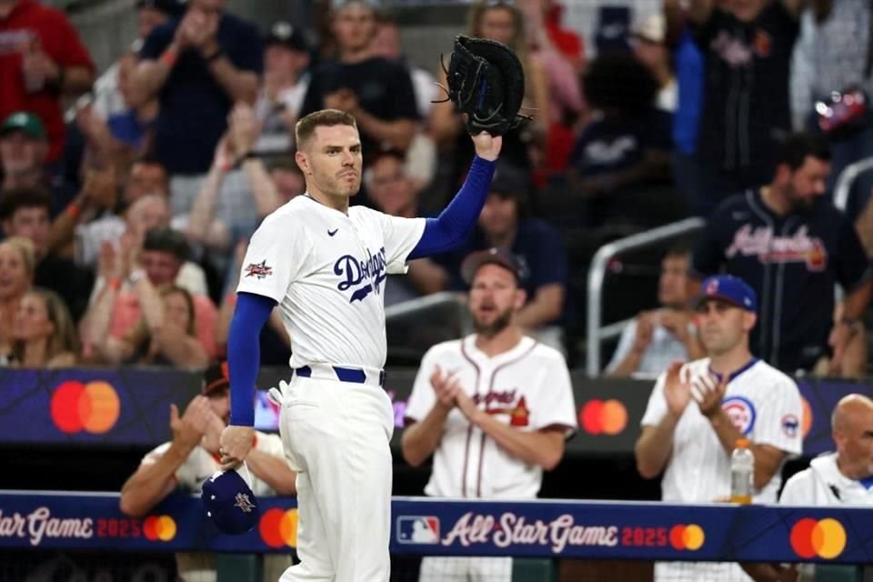 Freddie Freeman fue ovacionado por el Truist Park debido a su pasado con los Atlanta Braves, con quienes ganó la Serie Mundial en 2021.