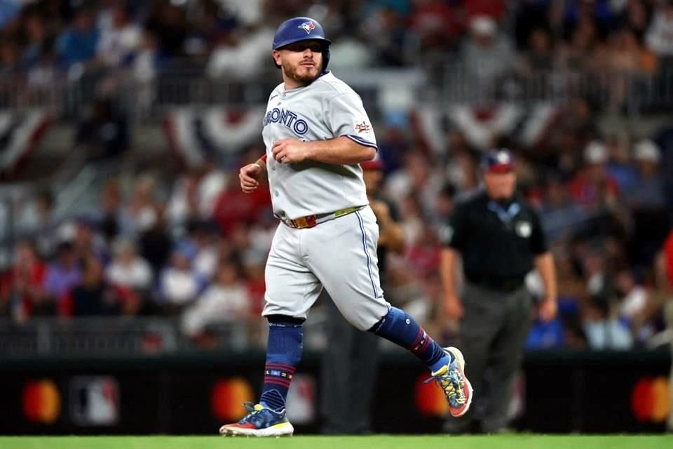 Alejandro Kirk no esperó nada en su primer turno al bat en la séptima entrada al conectar un imparable al jardín central.