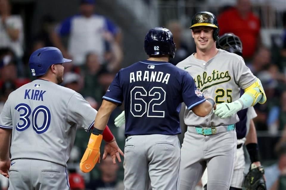 Así celebraron Alejandro Kirk y Jonathan Aranda junto con Brent Rooker tras el cuadrangular que puso en el juego a la Liga Americana.