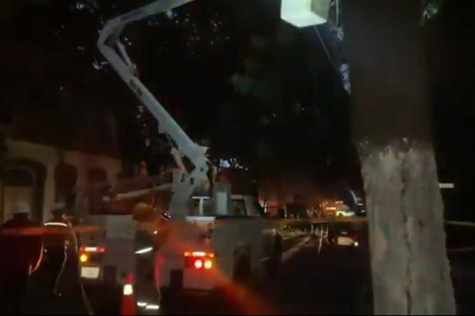 En la última semana, habitantes y comerciantes del Centro Histórico se quedaron en penumbras y sin electricidad con más frecuencia; autoridades revisarán posibles conexiones irregulares.