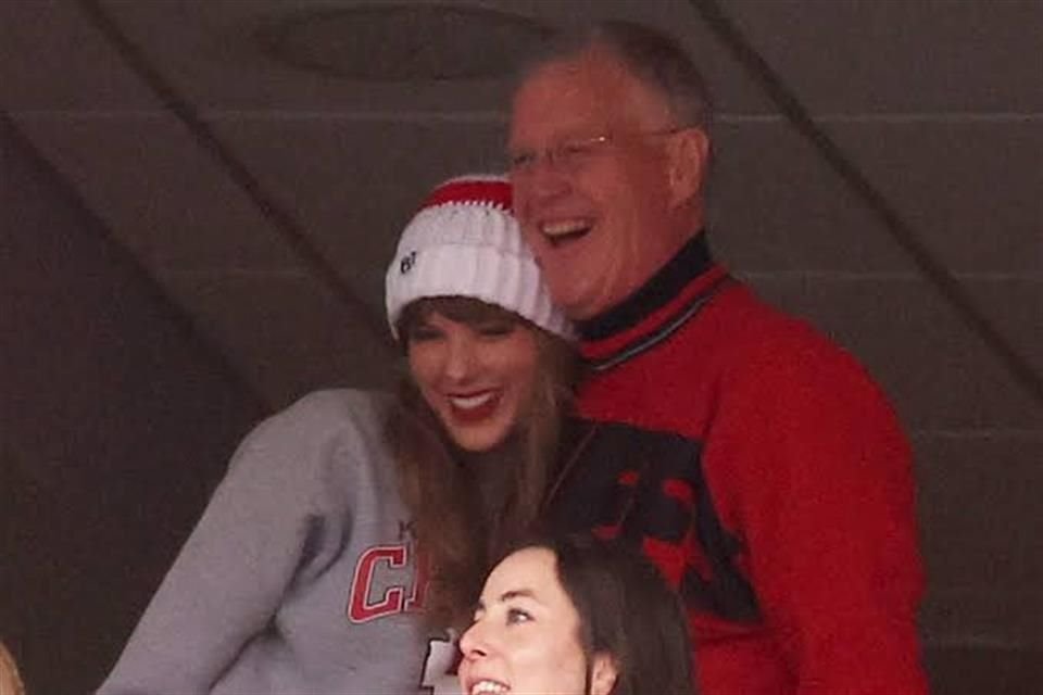 El padre de Taylor Swift, Scott Swift, se recupera tras una cirugía de bypass quíntuple; la familia lo acompaña en este proceso.