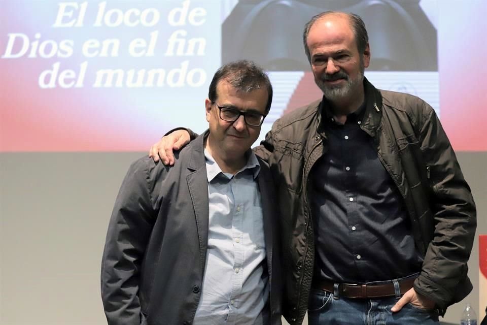 El escritor Javier Cercas sostuvo una charla sobre su libro 'El loco de Dios en el fin del mundo' con su colega Juan Villoro en el Museo Memoria y Tolerancia.