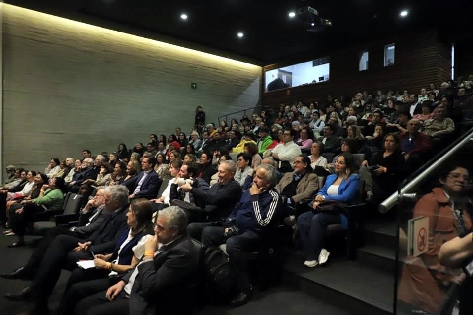 El auditorio del Museo Memoria y Tolerancia lució llenó para escuchar a Javier Cercas narrar qué lo movió a acompañar al Papa Francisco en un viaje a Mongolia.