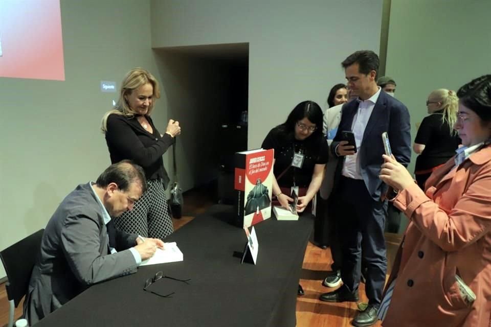 Tras la charla con Villoro, el público hizo fila para que Javier Cercas firmará su libro.