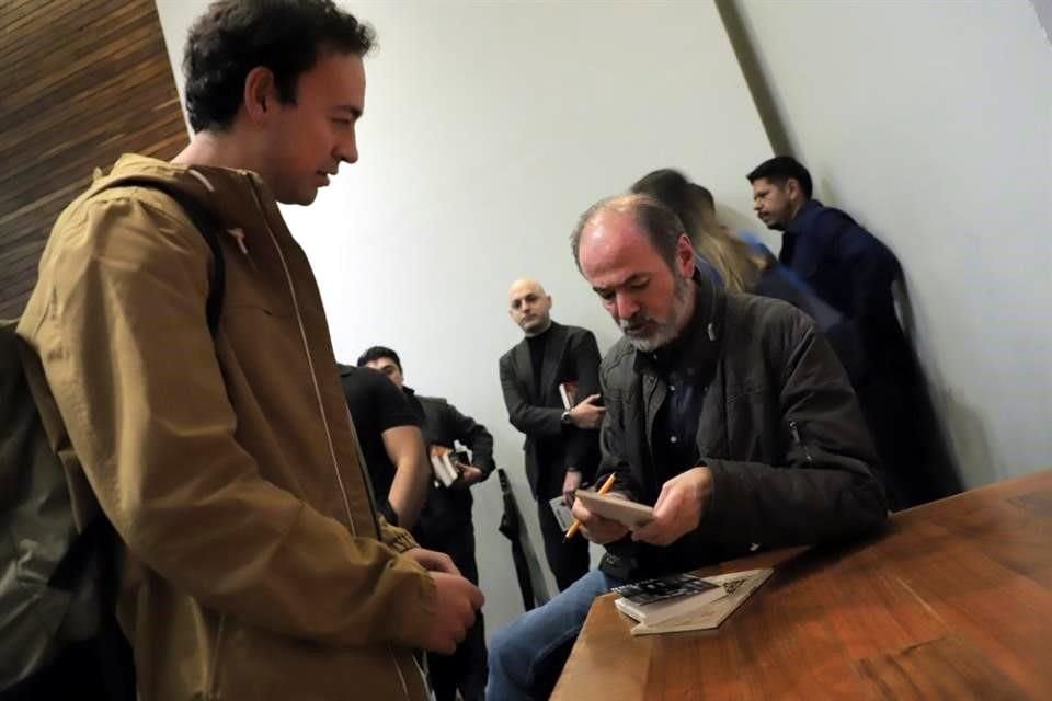 Lectores de Villoro también   aprovecharon la oportunidad para pedirle una firma en sus libros.
