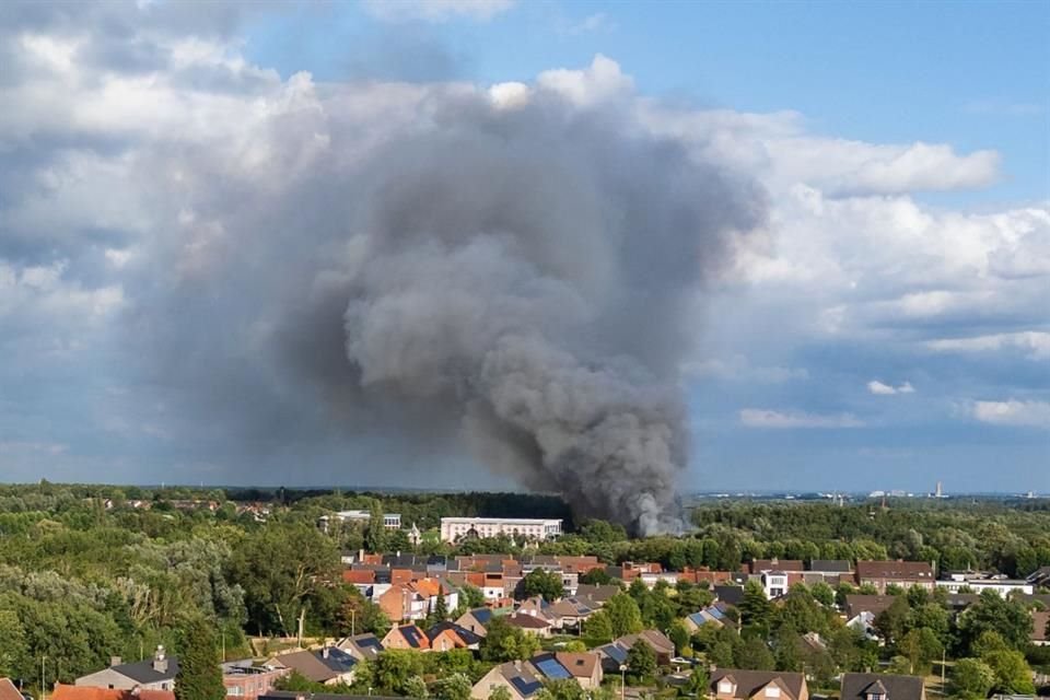 Un incendio destruyó el escenario principal de Tomorrowland en Bélgica, a dos días del inicio; aún no se confirma si habrá cambios.
