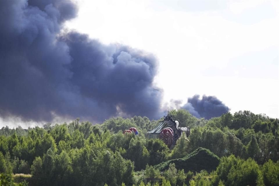 El incendio se desató mientras cerca de mil trabajadores se encontraban ultimando los detalles logísticos del recinto.