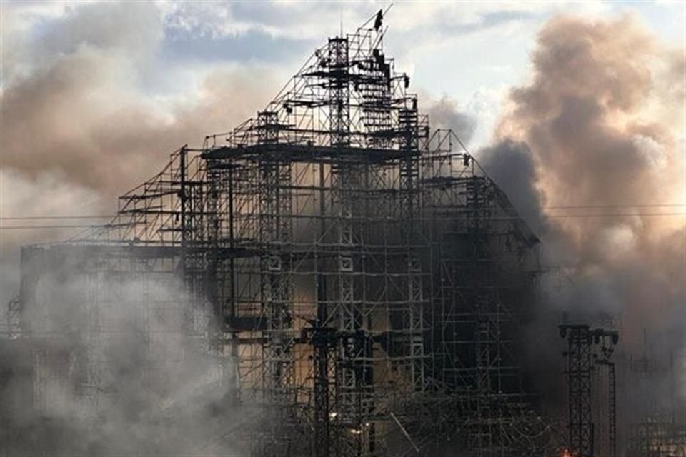 En algunas grabaciones se escuchan explosiones similares a fuegos artificiales, aunque no se ha determinado si están relacionadas con el origen del incendio.