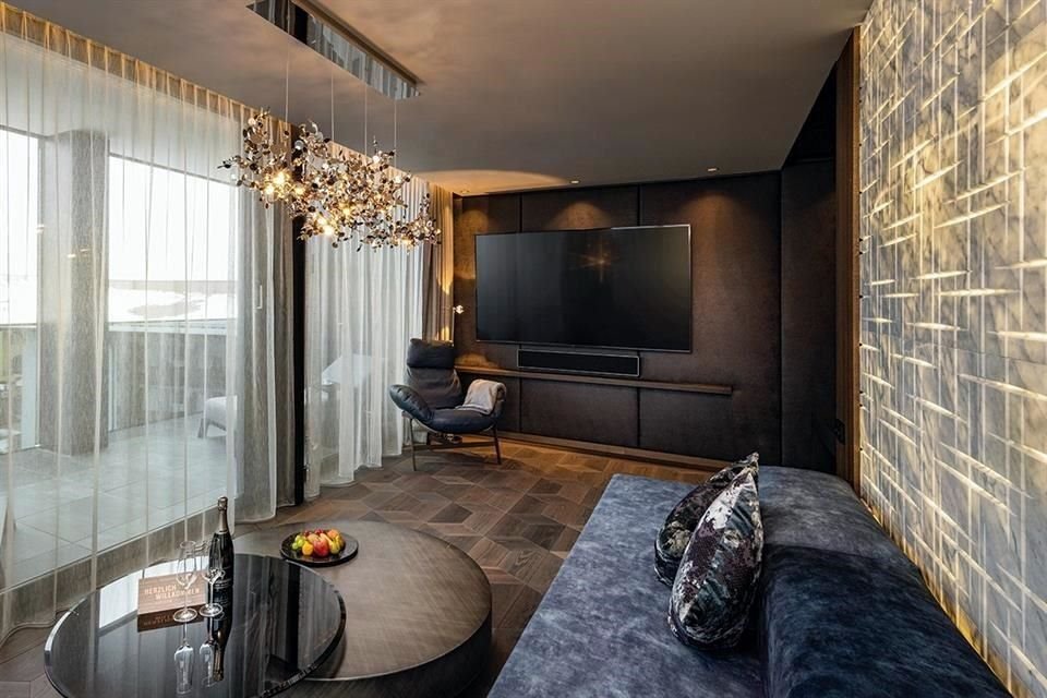 Las habitaciones de los hoteles refuerzan de noche su entorno luminoso.