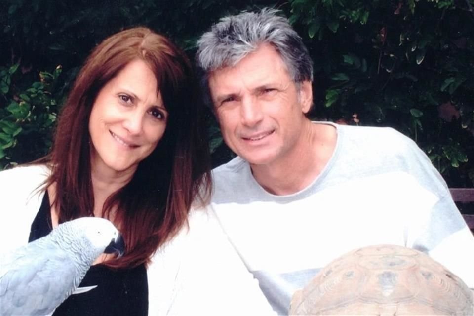 Robin Kaye, supervisora musical de 'American Idol', y su esposo fueron asesinados a tiros en su casa de Encino; hay un sospechoso detenido.