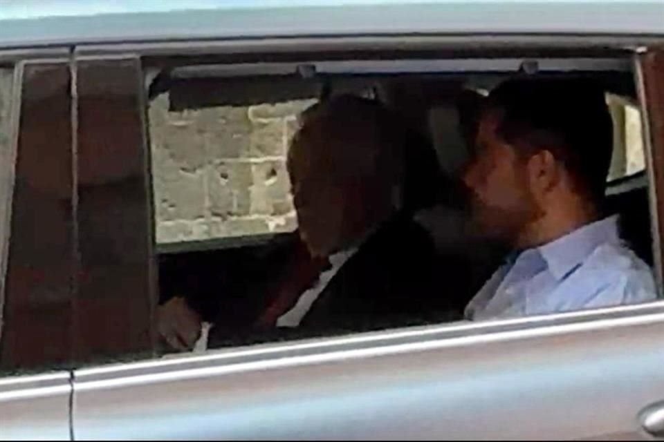 El ex director de la CFE ingresó en su camioneta al estacionamiento techado de Palacio Nacional.
