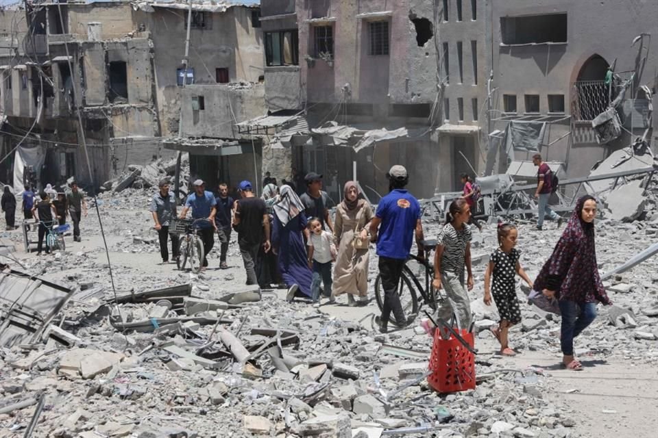 Palestinos caminan entre los escombros tras ataques israelíes en la ciudad de Gaza, el 16 de julio del 2025.