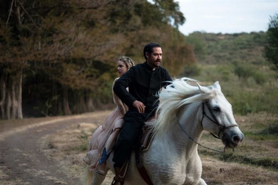 Este filme inicia prometedor: la división en capítulos, con títulos rebuscados que van orientando el relato, es divertido y excéntrico.