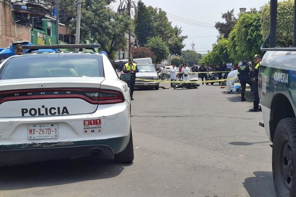 El hombre circulaba a alta velocidad, embistió a otro motociclista y luego se estrelló contra una camioneta que se hallaba estacionada.