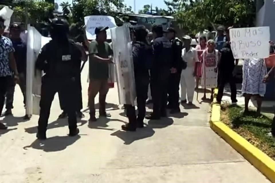 Pobladores de Ometepec, Guerrero, fueron agredidos por policías estatales que portaban escudos y amenazaron con detener a todos los presentes en la manifestación.