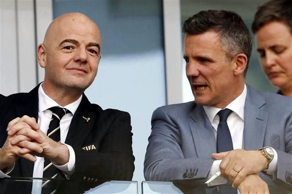 Gudni Bergsson (derecha) renunció a su cargo como presidente de la Federación Islandesa de Futbol.
