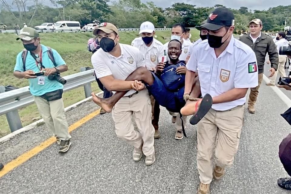 Migrantes cansados de caminar, algunos acompañados por menores de edad, fueron contenidos en Chiapas por elementos de la Guardia Nacional.