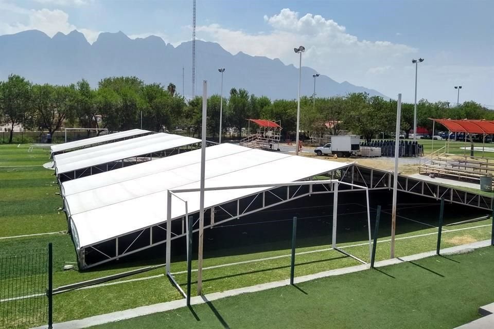 Trabajadores preparan el armado de las sedes en la Macroplaza, la Facultad de Medicina, el Estadio Borregos y, por primera vez en la aplicación de dosis, el Centro Comunitario San Bernabé.