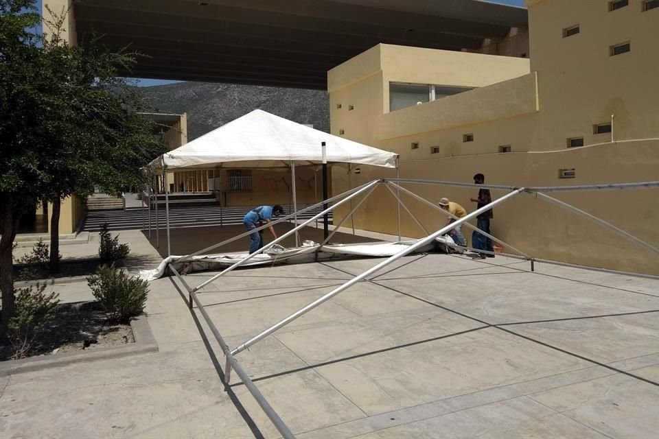 Trabajadores preparan el armado de las sedes en la Macroplaza, la Facultad de Medicina, el Estadio Borregos y, por primera vez en la aplicación de dosis, el Centro Comunitario San Bernabé.