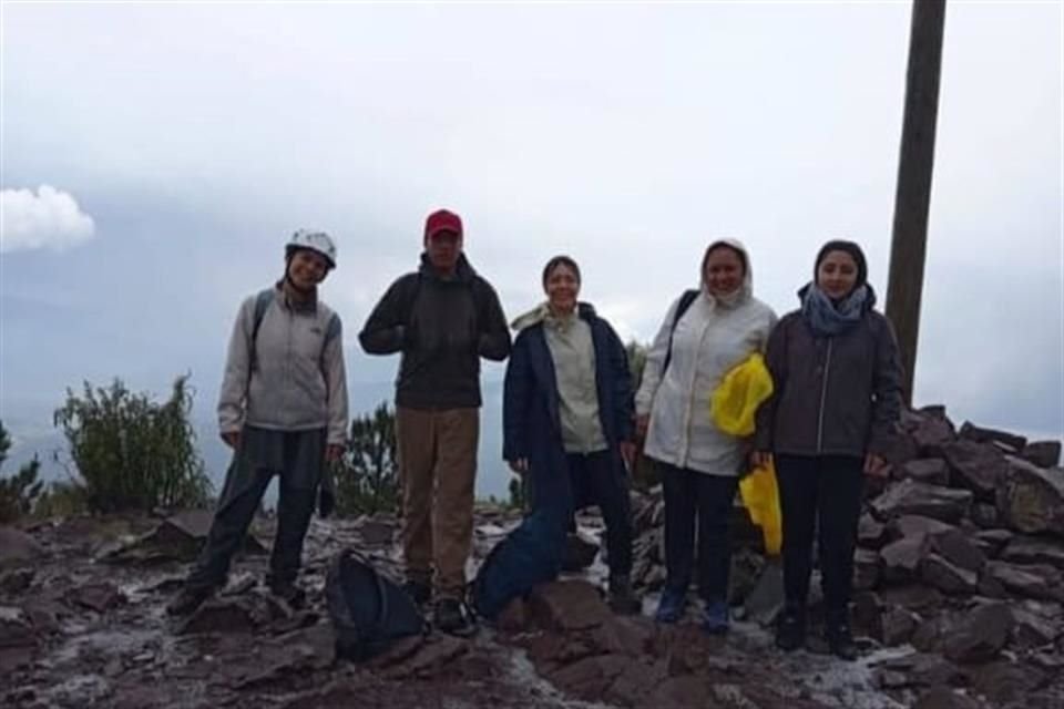 En fotos. En redes se publicó una imagen en la que se ve a la joven posar junto a un grupo de senderistas a quienes no conocía. Fue tomada en la cumbre Cruz del Marqués.