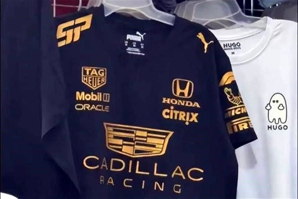 Mercancía con las iniciales de Sergio Pérez se vende en el tradicional barro de Tepito.