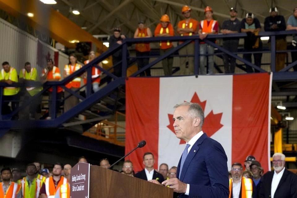El Primer Ministro de Canadá, Mark Carney, habla ante trabajadores del sector acerero.