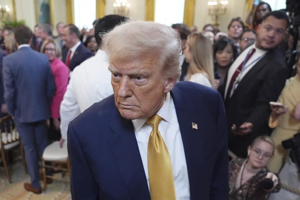 La aprobación de Donald Trump en materia de migración y gasto público ha tenido una ligera disminución del 49 al 43%, según nueva encuesta.