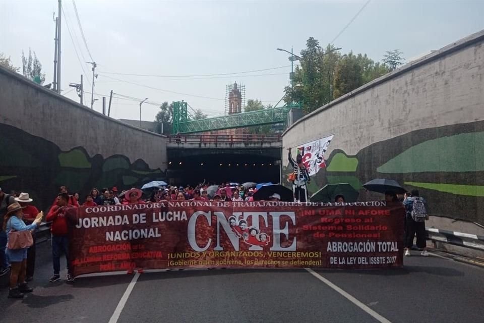 Integrantes de la CNTE de la CDMX marchan por inconformidad a los descuentos en su quincena; buscan entregar un pliego petitorio al Gobierno federal.