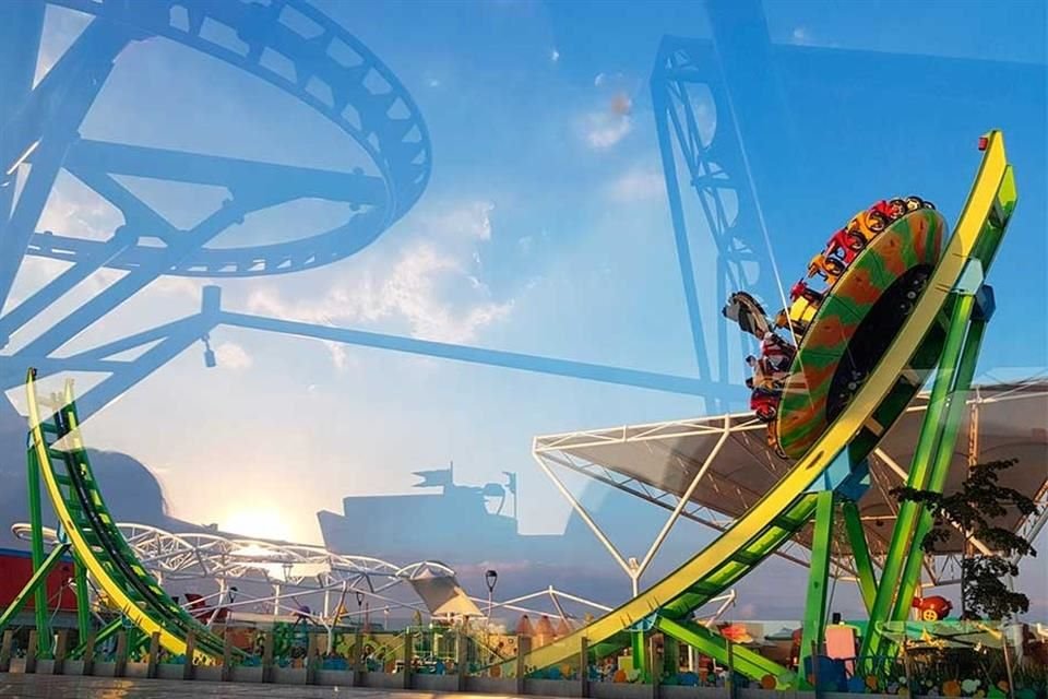 Kataplum ofrece emociones fuertes con su montaña rusa y juegos mecánicos al aire libre.