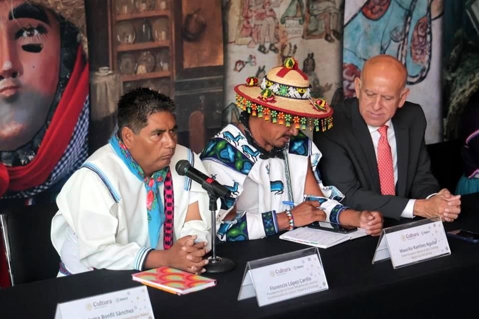 El presidente de la Unión Wixárika, Florencio López Carrillo (izq.), celebró la inscripción el martes pasado durante una conferencia en el Museo Nacional de Antropología.